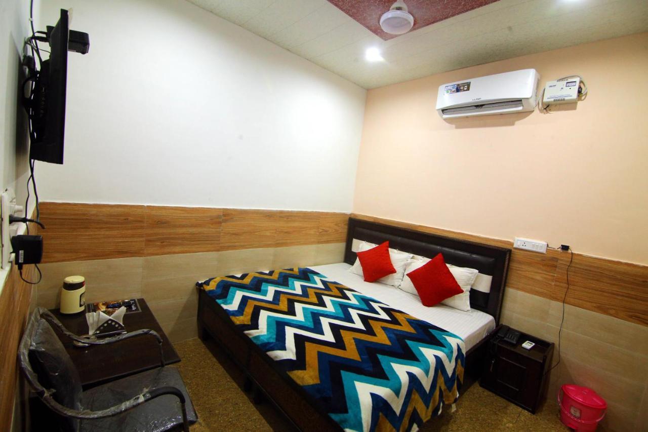 Hotel Amron45 Chandigarh Bagian luar foto
